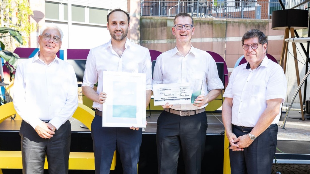 Die Gewinner des Ideenpreis beim Innovationswettbewerb NEULAND des KIT. V.l.n.r. Axel Weisheit (KIT-Stiftung), Mertcan Kaya (IMVT, KIT), Prof. Christoph Klahn (IMVT, KIT), Prof. Thomas Hirth (Vizepräsident Transfer und Internationales, KIT) (Foto: Sandra