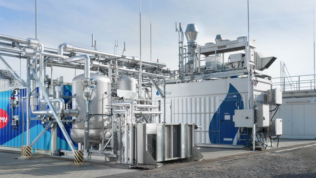 Highly efficient co-electrolysis by industry partner Sunfire in the world's largest power-to-fuels process chain for the synthesis of fuels at KIT's Energy Lab. 