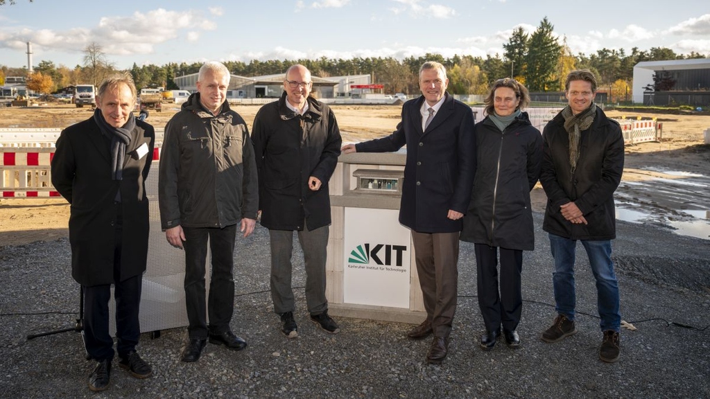 Grundsteinlegung: Volker Staab, Staab Architekten GmbH, Egbert Kehrwecker, KIT, Prof. Dr. Jörg Sauer, KIT, Vizepräsident Dr. Stefan Schwartze, KIT, Heike Suhren-Streckwall, Staab Architekten GmbH, Tobias Zeller, KIT (v. l. n. r.). 