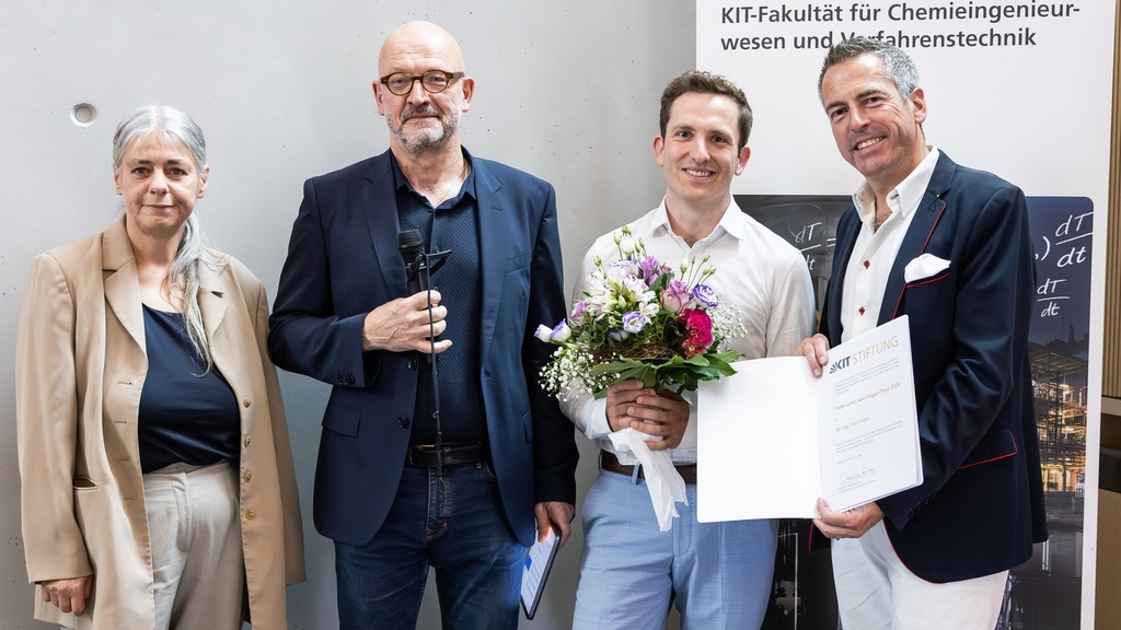 The Peter and Luise Hager Prize 2024 of the KIT Foundation is awarded to Dr.-Ing. Paul Kant for his groundbreaking work on the rational design of optimized, cost-effective photocatalytic reactors with high quantum yield.